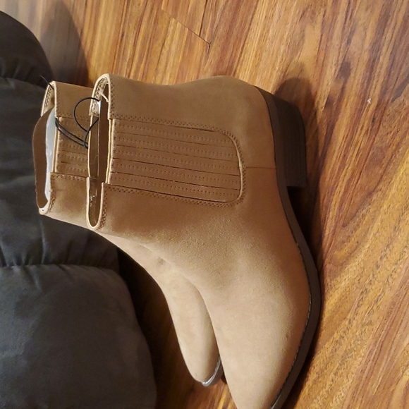 Universal Thread Shoes - Universal Thread Tan Suede pointed toe boots.
